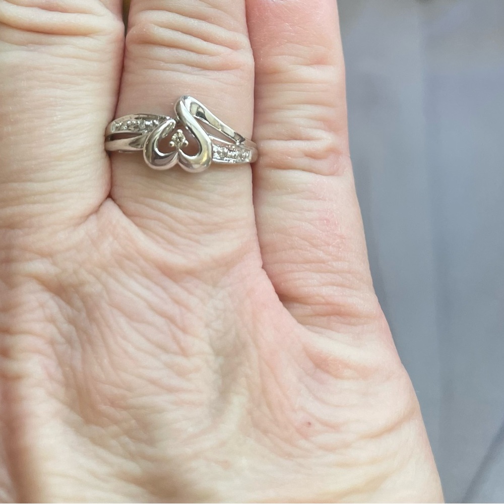 10k White Gold heart ring
